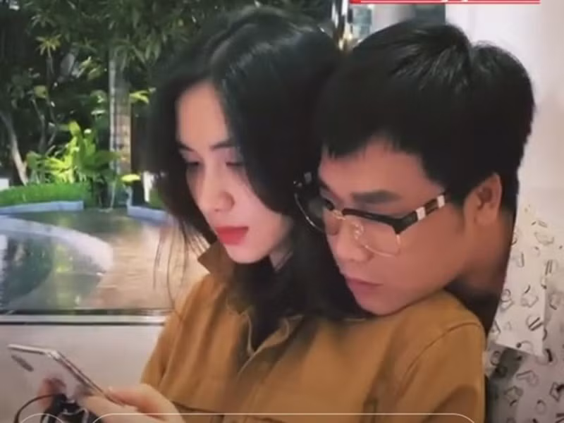 Hòa Minzy và bạn trai đã có những khoảnh khắc tình tứ với nhau khiến người hâm mộ ghen tị.