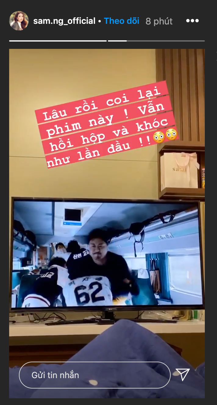Sam dành thời gian ngủ nướng và xem lại bộ phim yêu thích tại nhà.