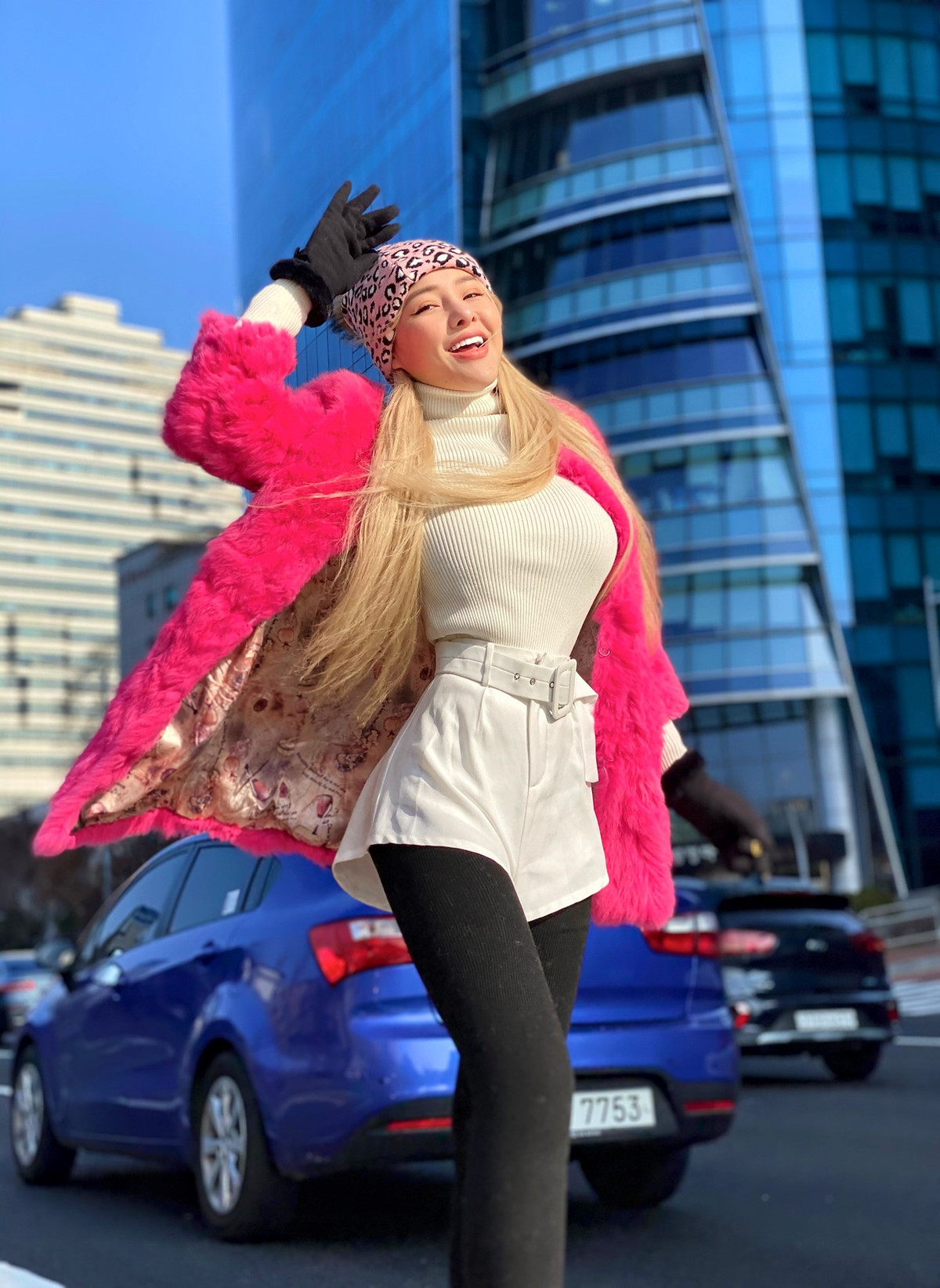 Ngay lập tức, nhiều người dùng mạng đã lên tiếng chỉ trích cô nàng. "Trơ trẽn nhất Việt Nam, đứt dây thần kinh xấu hổ rồi. Thế này khác nào lộ clip 18+ mà bày đặt buồn bã với báo công an?", "Nhìn kinh chứ đẹp đẽ gì, toàn hàng giả khoe đi khoe lại nhìn cũng thấy chán mắt rồi" - Dân mạng bức xúc.