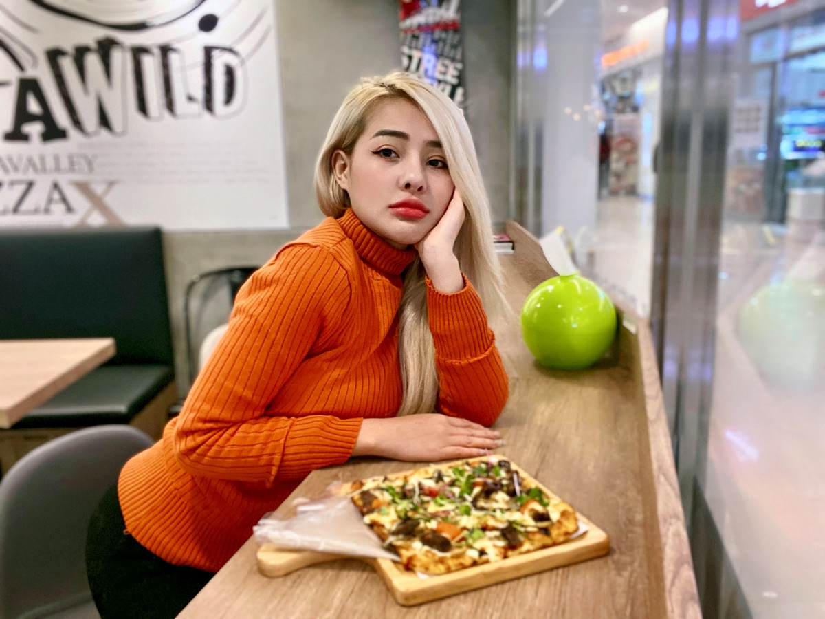 Cách đây không lâu, việc Ngân 98 lộ clip 18+ thu hút sự quan tâm của cộng đồng mạng. Cô nàng cho biết sự việc xảy ra là do cô bị lấy trộm một chiếc điện thoại mà trong đó chưa rất nhiều hình ảnh, clip cá nhân. Người lấy sau đó nhiều lần đã nhắn tin, gọi điện nhằm tống tiền nhưng cô nàng không đồng ý.