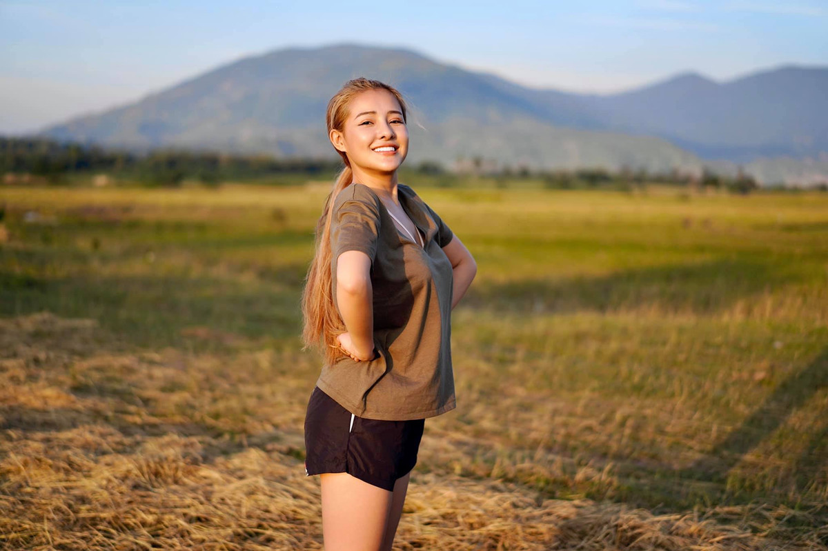 Bên cạnh đó, drama tình cảm giữa Ngân 98 và Lương Bằng Quang cũng dài như "Cô dâu 8 tuổi" khiến cộng đồng mạng chán chẳng buồn quan tâm. Cặp đôi cứ chia tay, lên mạng khóc lóc kể khổ rồi quay lại liên tục khiến người khác chóng mặt.