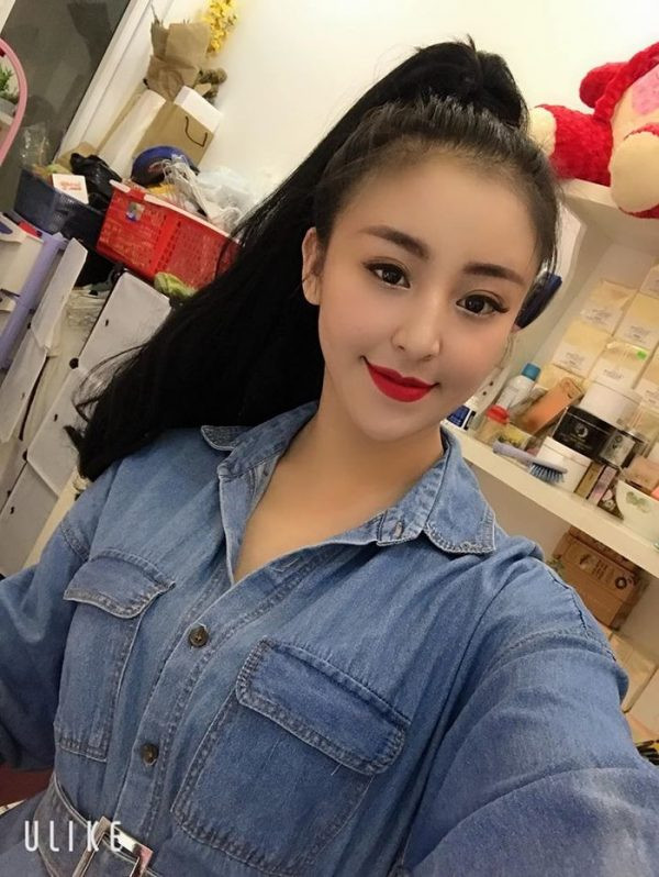 Thay vì phong cách hiền lành, chân chất khi con ở Đà Lạt, hot girl bánh tráng trộn hiện tại đã trở thành một cô gái xinh đẹp mặn mà với cách ăn mặc sexy, cuốn hút.