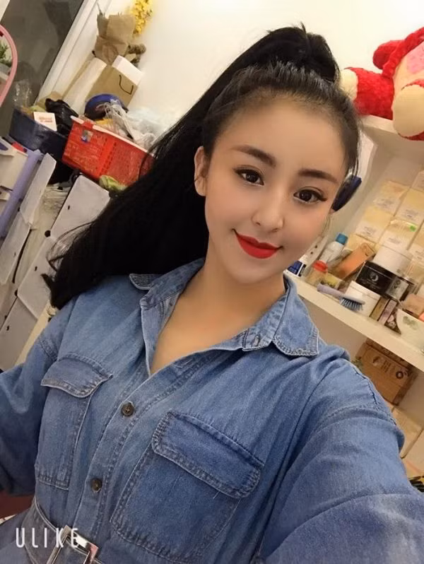 Thay vì phong cách hiền lành, chân chất khi con ở Đà Lạt, hot girl bánh tráng trộn hiện tại đã trở thành một cô gái xinh đẹp mặn mà với cách ăn mặc sexy, cuốn hút.