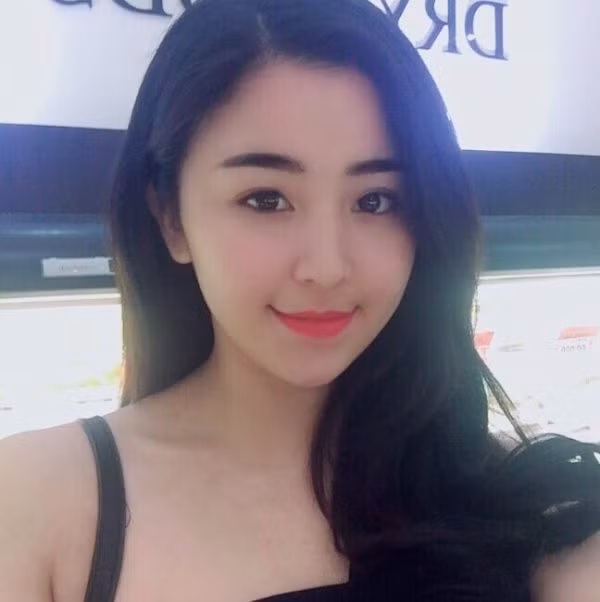 Kể từ sau khi nổi tiếng, quán bánh tráng trộn của Chi luôn nườm nượp khách vì tò mò, muốn chiêm ngưỡng dung nhan thật của bà chủ hot girl.