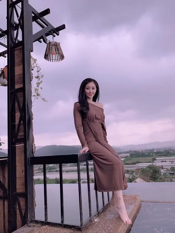 Nhiều người tỏ ra tiếc nuối cho cô gái xinh đẹp nhưng có đường tình duyên lận đận, còn rất trẻ nhưng đã phải bươn trải nơi đất khách nuôi con gái một mình.