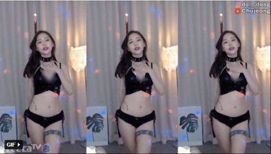 Điều đáng nói là cô nàng chỉ mặc mỗi bikini trên sóng livestream. Thậm chí, nàng hot girl còn sử dụng 1 số đạo cụ như roi da, xích trói, điều này làm nhiều nguoif liên tưởng đến những nữ diễn viên đóng phim người lớn.