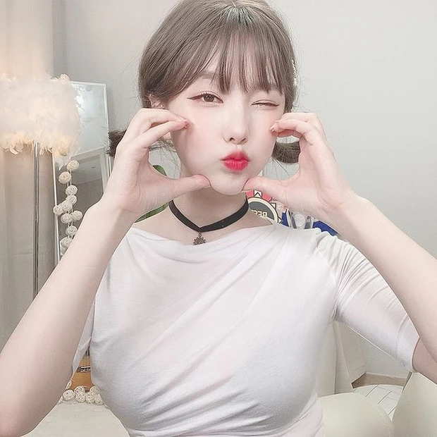 Buổi livestream của cô nàng thu hút rất nhiều lượt xem, đồng thời cũng thu lại nhiều phản hồi tiêu cực: "Đúng là bất chấp", "như một diễn viên khiêu dâm vậy"...