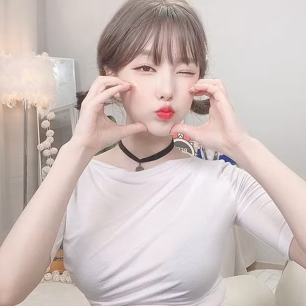 Buổi livestream của cô nàng thu hút rất nhiều lượt xem, đồng thời cũng thu lại nhiều phản hồi tiêu cực: "Đúng là bất chấp", "như một diễn viên khiêu dâm vậy"...