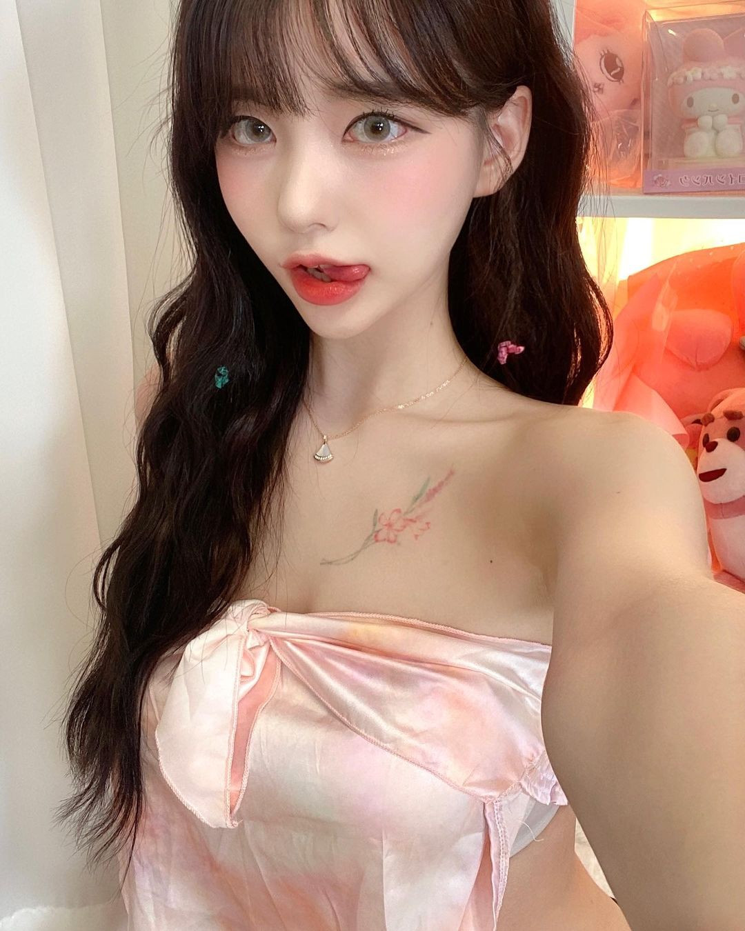 Nữ streamer sở hữu nhan sắc xinh đẹp chuẩn Hàn Quốc với đôi mắt to tròn sống mũi cao thẳng và làn da trắng.