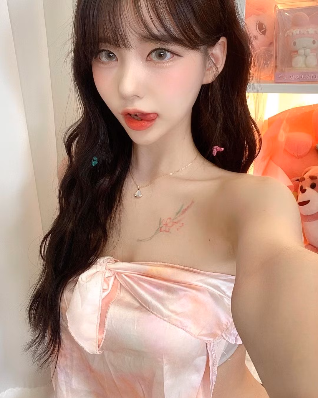 Nữ streamer sở hữu nhan sắc xinh đẹp chuẩn Hàn Quốc với đôi mắt to tròn sống mũi cao thẳng và làn da trắng.