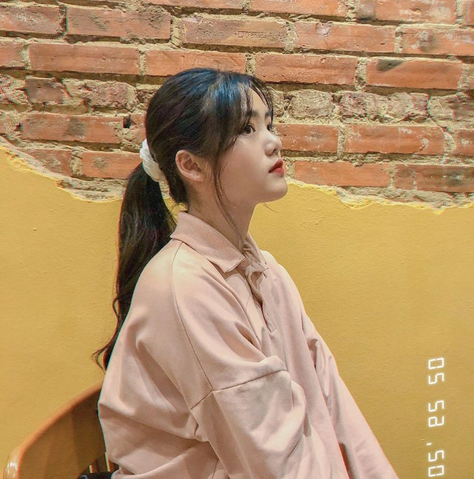 Minh Ngọc là học sinh nổi bật ở trường nhờ học giỏi và có năng khiếu văn nghệ.