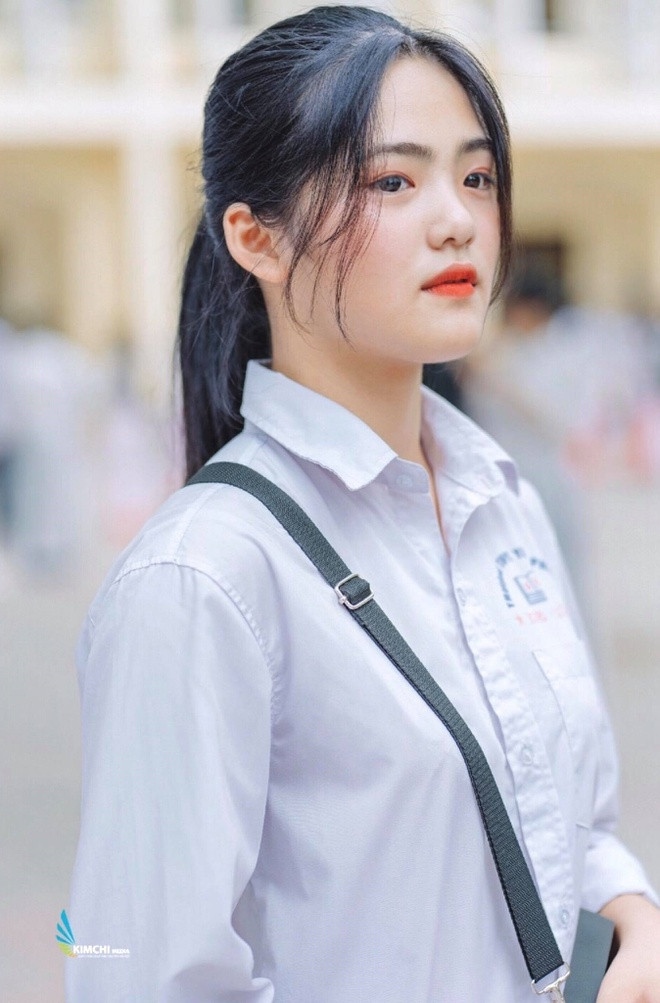 Trước những danh xưng như “hot girl học đường”, “cô gái hot nhất trường quay Olympia”,...Minh Ngọc thích thú nhưng tự nhận bản thân chưa đủ xinh đẹp để nhận những lời có cánh như vậy.