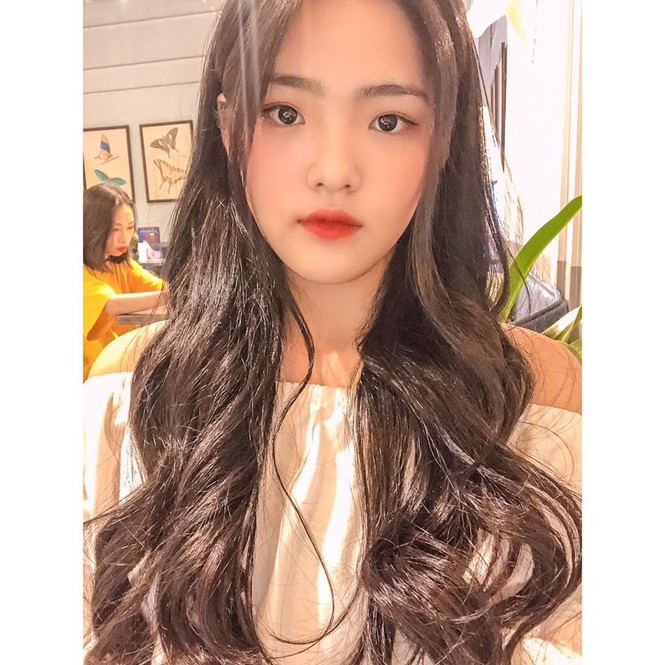 Nhờ vẻ đẹp trong trẻo của một nữ sinh 17 tuổi, Minh Ngọc đã nổi bật và gần như chiếm luôn spotlight chủ nhân vòng nguyệt quế Đường lên đỉnh Olympia Lê Văn Sơn đến từ trường THPT chuyên Lam Sơn - Thanh Hóa.