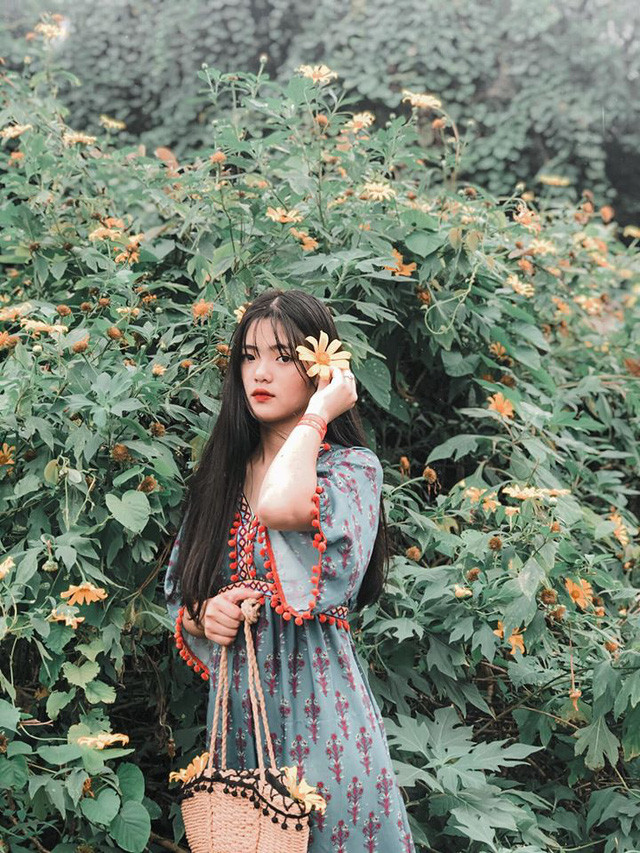 Xuất hiện trong chương trình Đường lên đỉnh Olympia, Minh Ngọc khiến người xem đứng hình bởi gương mặt khả ái, nụ cười duyên cùng làn da trắng sứ. Mọi bình luận để lại đều dành cho cô gái này những lời khen có cánh.