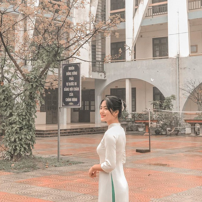 Sở hữu thân hình cao ráo, cân đối nên Đỗ Thị Minh Ngọc mặc áo dài trắng luôn gây ấn tượng.