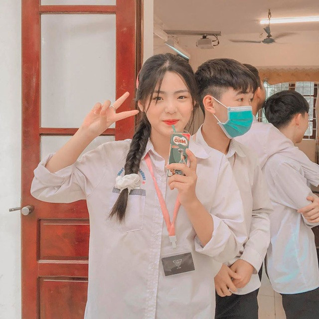 Với làn da trắng trẻo, khuôn mặt cân đối, nụ cười xinh xắn nữ sinh Minh Ngọc luôn là tâm điểm chú ý của người đối diện mỗi lần xuất hiện.