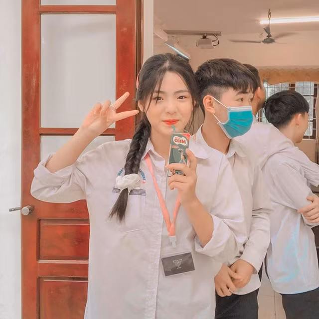 Với làn da trắng trẻo, khuôn mặt cân đối, nụ cười xinh xắn nữ sinh Minh Ngọc luôn là tâm điểm chú ý của người đối diện mỗi lần xuất hiện.