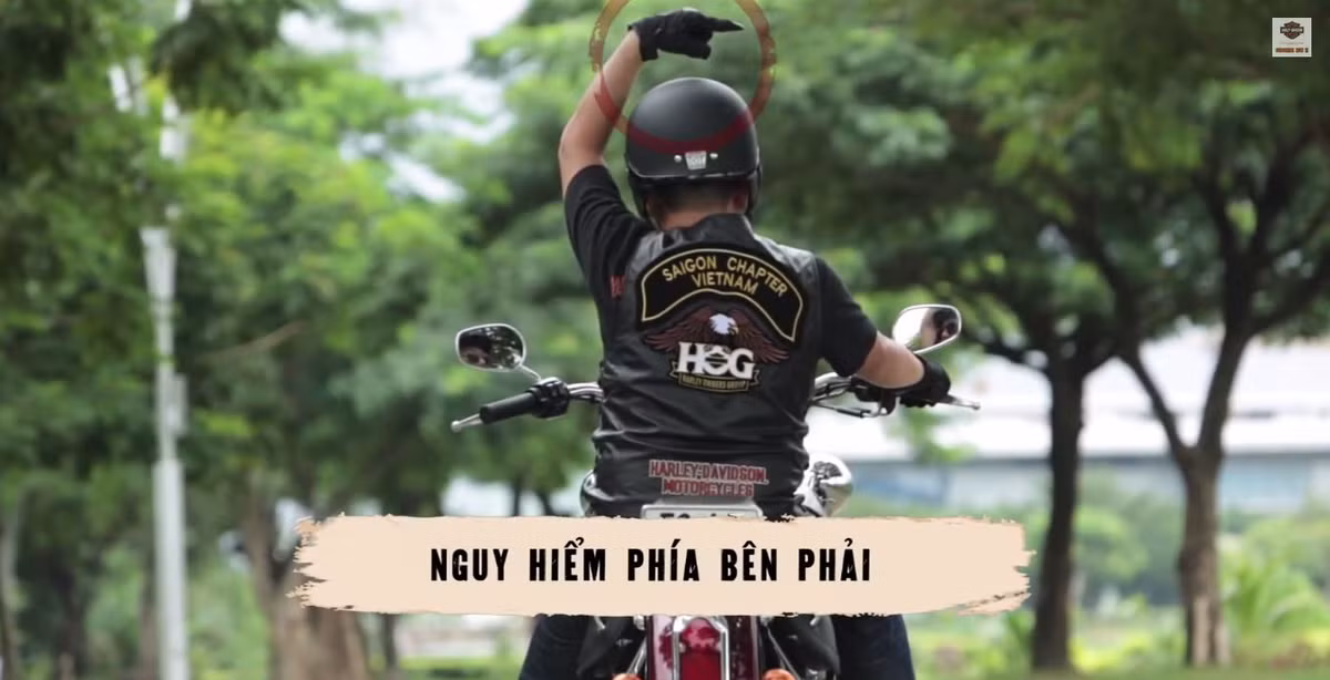 Khi phát hiện nguy hiểm đến từ bên phải hoặc những đoạn đường giao nhau có thể xảy ra sự cố, nhóm trưởng sẽ vòng tay trái qua đầu và chỉ sang bên phải.