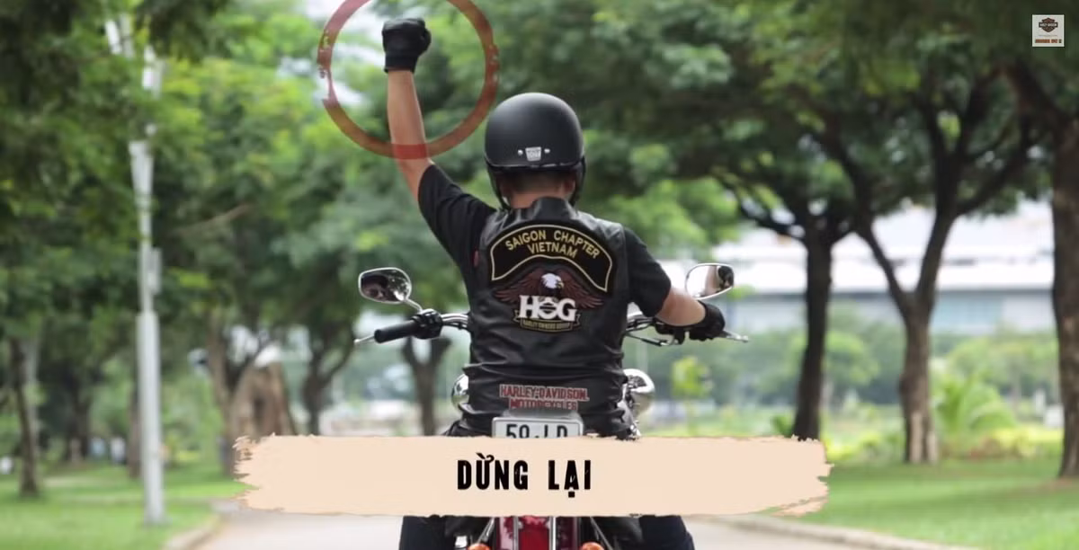 Khi muốn cả đoàn dừng lại, anh ta sẽ gia cao nắm đấm lên trời.