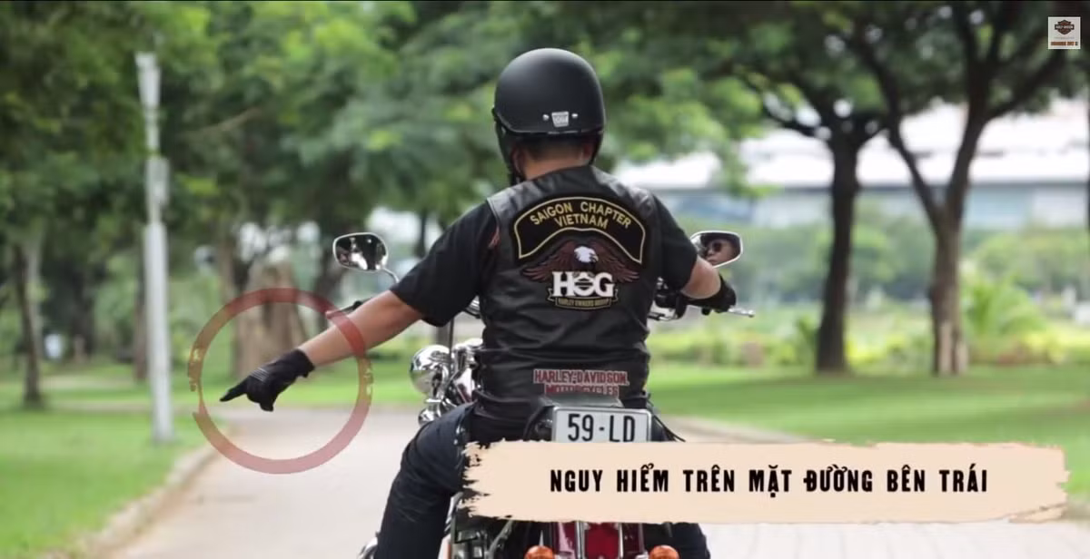 Khi trưởng nhóm phát hiện nguy hiểm trên mặt đường bên trái, anh ta sẽ đưa tay trái ra và chỉ xuống.