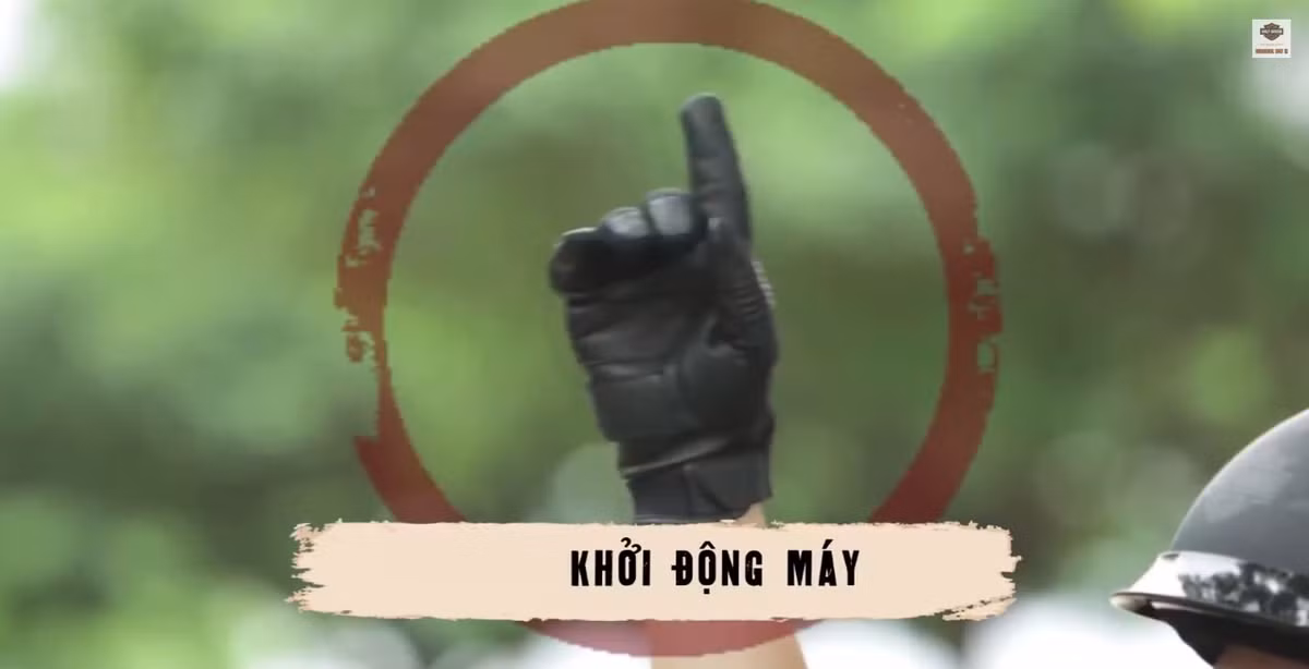 Sau khi kết thúc phần kiểm tra, bạn có thể bắt đầu đi phượt đầu xuân. Tất nhiên trong mỗi chuyến phượt sẽ có một trưởng nhóm và người này thường xuyên đưa ra tín hiệu bằng tay để liên lạc và thông tin với các thành viên còn lại. Bắt đầu chuyến hành trình, trưởng nhóm sẽ giơ tay lên cao và xoay vòng, có nghĩa là nhóm phượt sẽ bắt đầu xuất phát.