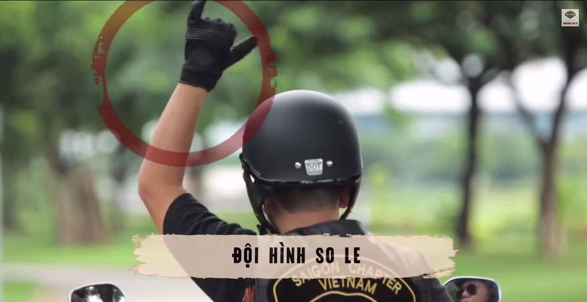 Khi trưởng nhóm giơ cùng lúc ngón út và ngón cái có nghĩa là toàn bộ đoàn sẽ đi với đội hình so le.