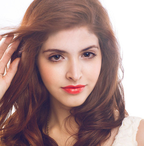 Vẻ sexy của Angela Phương Trinh một phần đến từ cặp môi hồng.