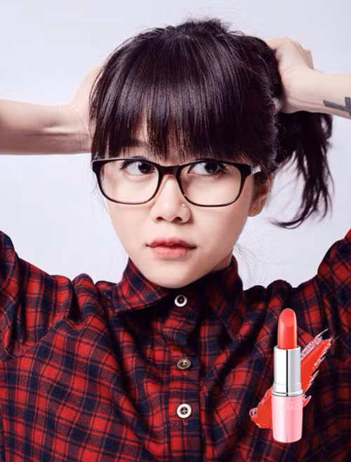 Đôi môi quả là điểm nhấn không thể nổi bật hơn trên gương mặt đẹp của cô. Huyền baby rất biết lợi thế của mình và luôn tôn nó lên bằng các màu son đỏ.