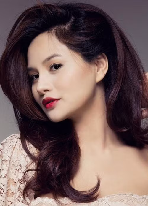 Hoa hậu Thu Thảo có làn môi mềm mại, tròn đầy, khóe miệng xinh xắn khiến ai nhìn cũng phải thấy đáng yêu.