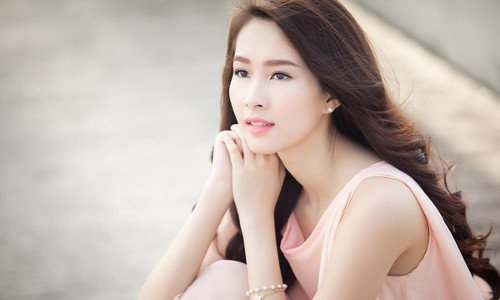 Hotgirl An Nguy luôn biết “phù phép” những thỏi son để tô điểm cho đôi môi căng đầy của mình.