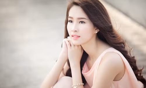 Hotgirl An Nguy luôn biết “phù phép” những thỏi son để tô điểm cho đôi môi căng đầy của mình.