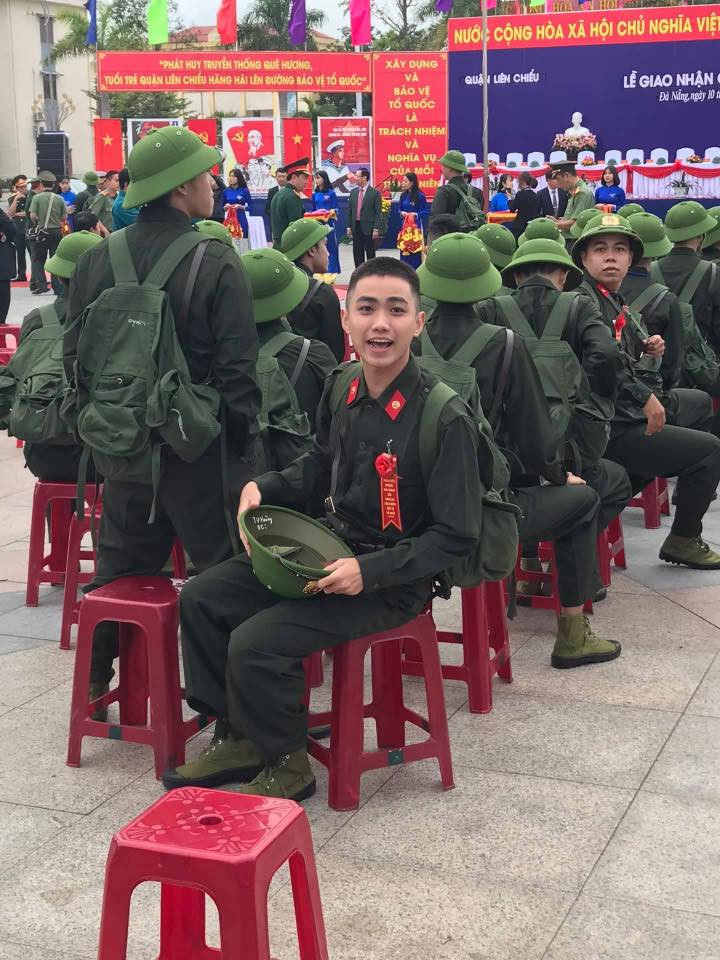 Không giống như những hình ảnh bịn rịn lưu luyến của những chiến sĩ lên đường nhập ngũ tràn ngập mạng xã hội các năm vừa qua, năm nay, nhiều thanh niên tập trung lại cười tươi như vớ được vàng, thậm chí vẫy tay chào người thân nhiệt tình như ngôi sao tham dự thảm đỏ.