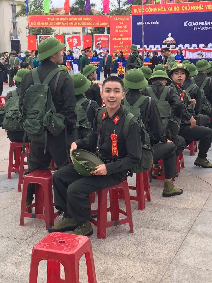 Không giống như những hình ảnh bịn rịn lưu luyến của những chiến sĩ lên đường nhập ngũ tràn ngập mạng xã hội các năm vừa qua, năm nay, nhiều thanh niên tập trung lại cười tươi như vớ được vàng, thậm chí vẫy tay chào người thân nhiệt tình như ngôi sao tham dự thảm đỏ.