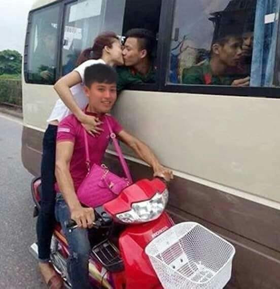 Cố nốt một lần rồi hai năm nữa mới được hôn tiếp. Lên đơn vị thăm người yêu mà có hành động tình cảm quá là bị vệ binh bắt ngay.
