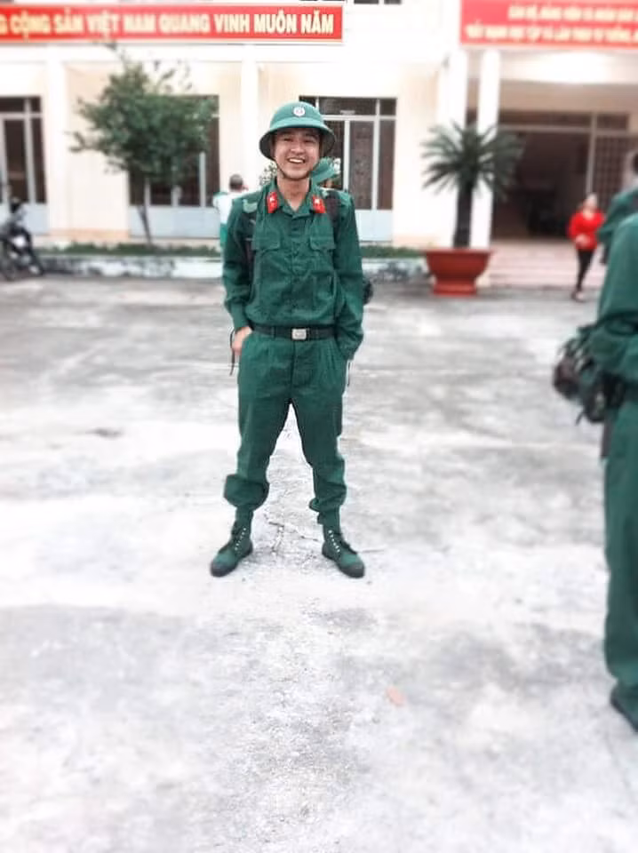 Ngày 10-11/2, nhiều thanh niên đạt tiêu chuẩn sức khoẻ chính thức chia tay gia đình, lên đường nhập ngũ theo luật Quân sự. Vẫn như mọi năm, những hình ảnh trong ngày các chiến sĩ lên đường phục vụ Tổ quốc thu hút sự quan tâm đặc biệt của cộng đồng mạng.