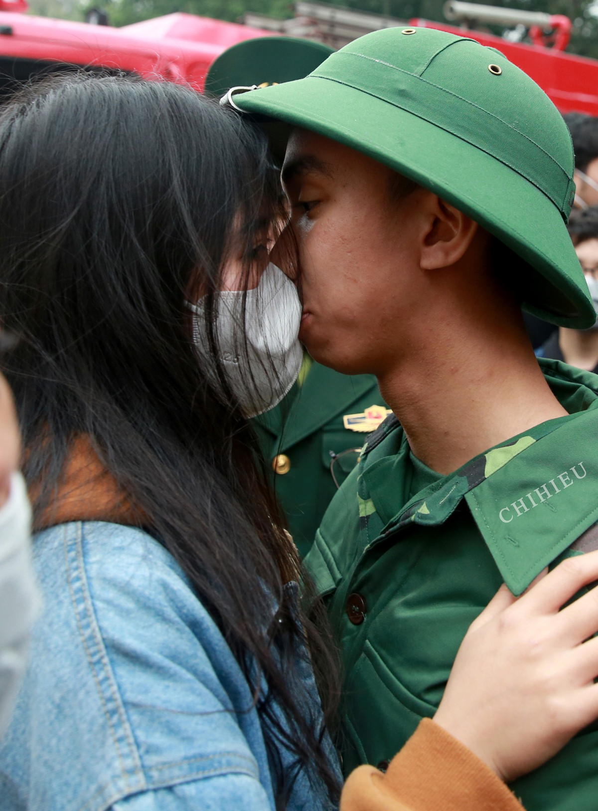 Nhập ngũ đúng mùa dịch, hôn nhau cũng phải đặt an toàn sức khoẻ lên hàng đầu.