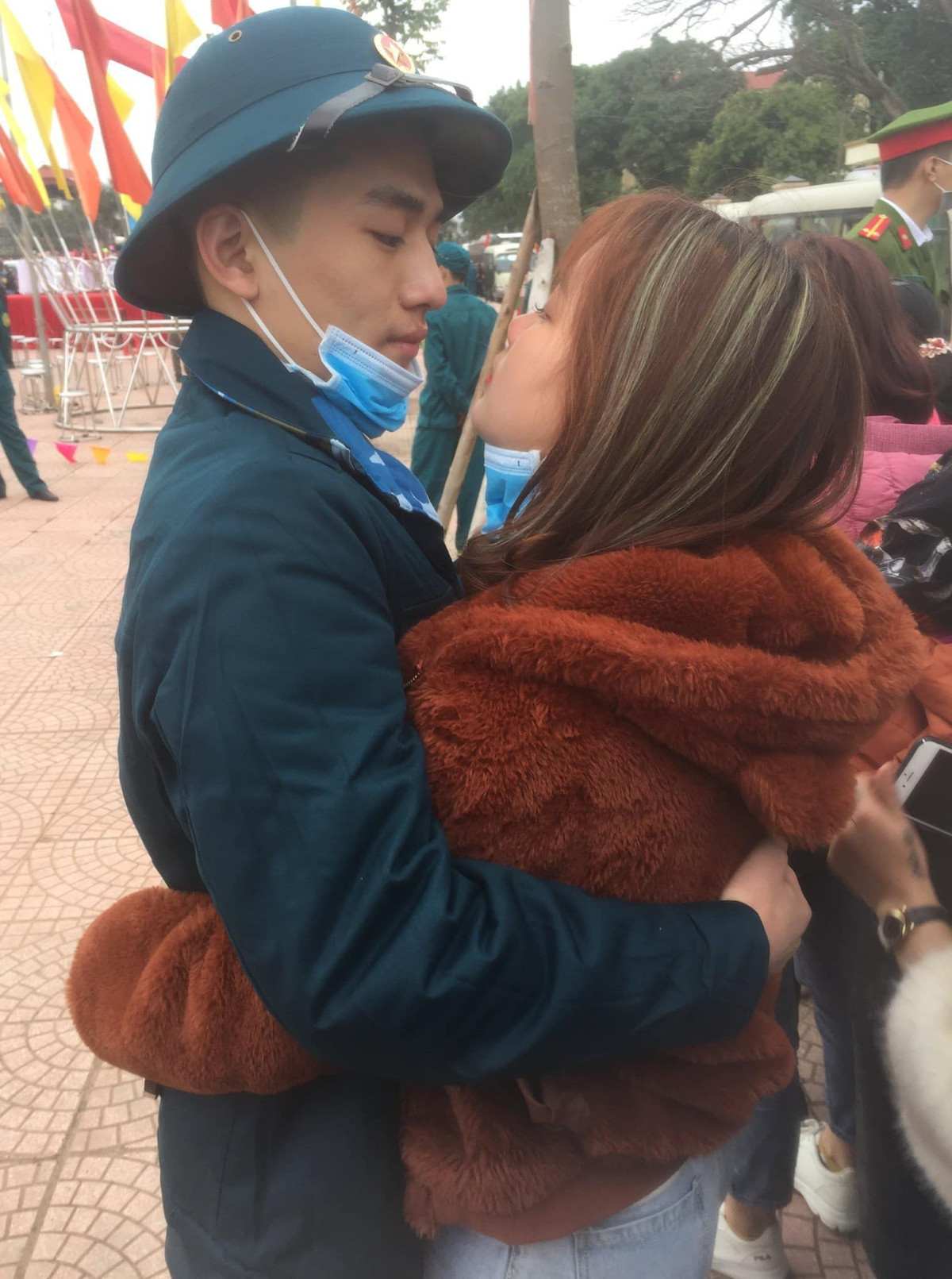 Bên cạnh đó cũng có nhiều thanh niên bịn rịn, lưu luyến không rời khi phải chia tay người yêu trong ngày nhập ngũ.