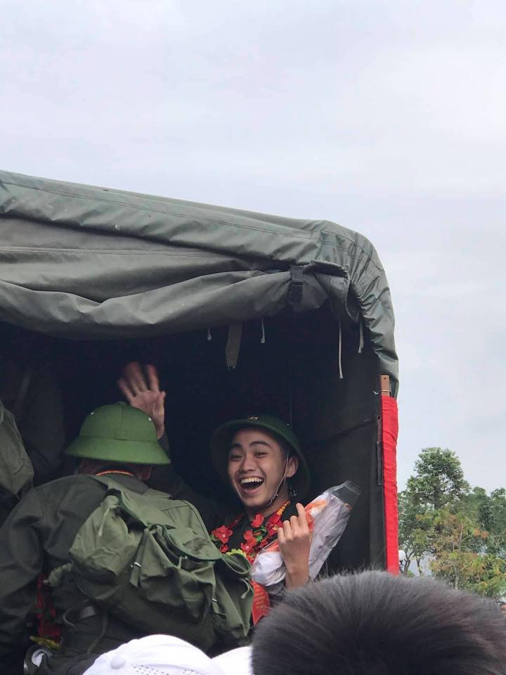 Hình ảnh một nam thanh niên cười tươi như hoa, nhiệt tình vẫy tay khi đang ngồi yên vị trên xe của quân đội khiến ai nấy đều bật cười. Có lẽ anh chàng này đang rất hứng thú, chuẩn bị tinh thần sẵn sàng để chào đón những thử thách hoàn toàn mới trong quân ngũ.