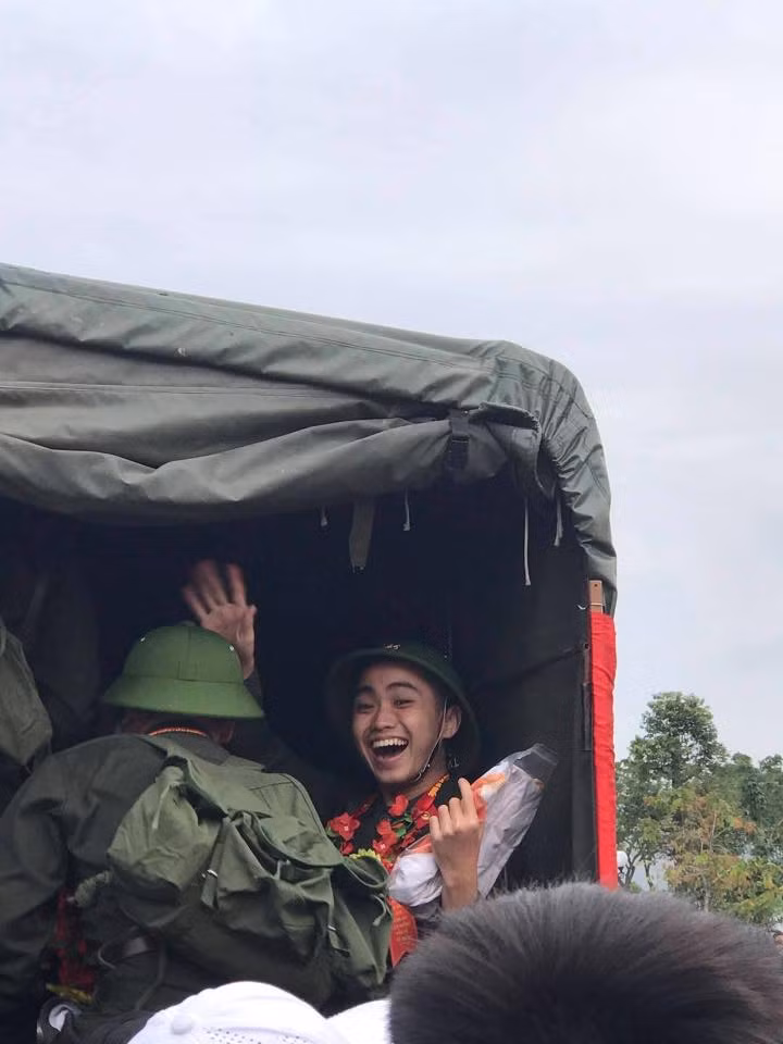 Hình ảnh một nam thanh niên cười tươi như hoa, nhiệt tình vẫy tay khi đang ngồi yên vị trên xe của quân đội khiến ai nấy đều bật cười. Có lẽ anh chàng này đang rất hứng thú, chuẩn bị tinh thần sẵn sàng để chào đón những thử thách hoàn toàn mới trong quân ngũ.