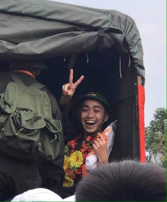 Chẳng giống các đồng đội đang lưu luyến không rời gia đình, người thân, chiến sĩ vui vẻ đeo vòng hoa vẫy chào các "khán giả" bên dưới. Nhìn khuôn mặt này chẳng ai nỡ khóc lóc, buồn bã nữa.