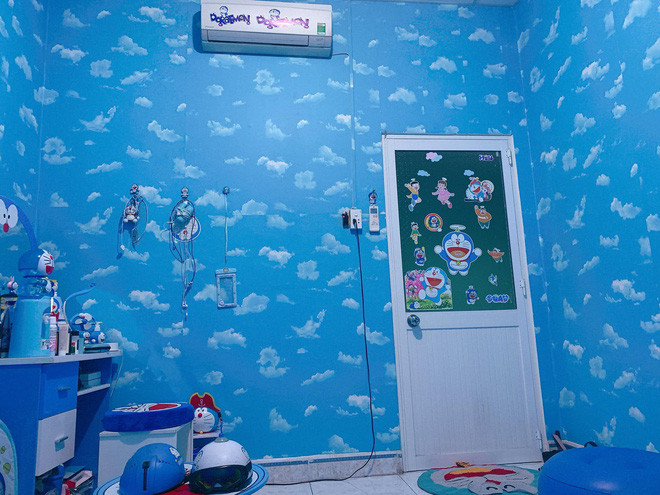 Trâm Anh mê mèo máy đến mức: từ giường, tủ, bàn ghế đến những vật dụng nhỏ như túi tắm, chăn màn, gương lược, mũ bảo hiểm... đều có hình Doraemon.