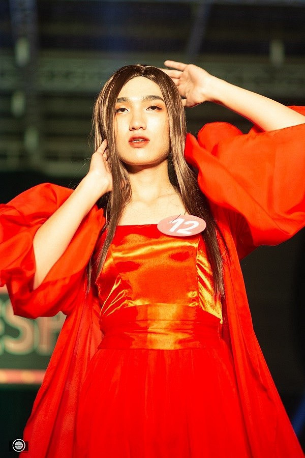 Dàn nam sinh giả gái trường FPT đã khuấy đảo sự kiện bằng vẻ ngoài xinh đẹp cùng tài năng ứng xử.