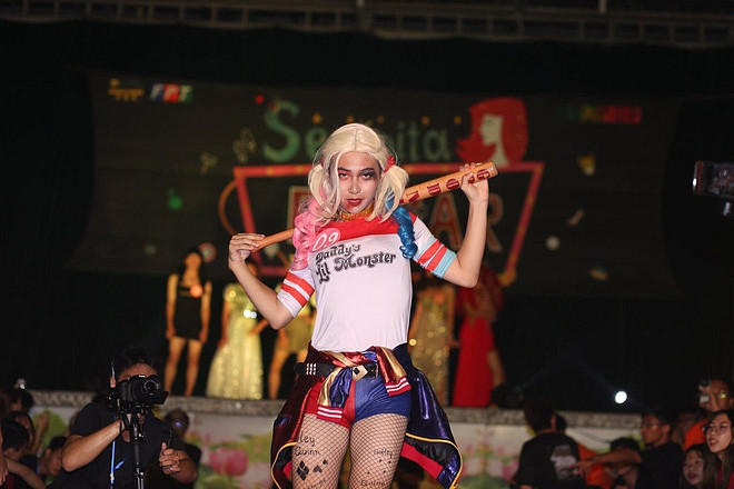 Trong sự kiện "Ladies by Night", các nam sinh giả gái và trải qua 3 phần thi để giành ngôi vị Hoa khôi danh giá. Đây cũng là sự kiện được mong chờ nhất trong tháng rèn luyện quân sự dành cho các bạn tân sinh viên ĐH FPT.