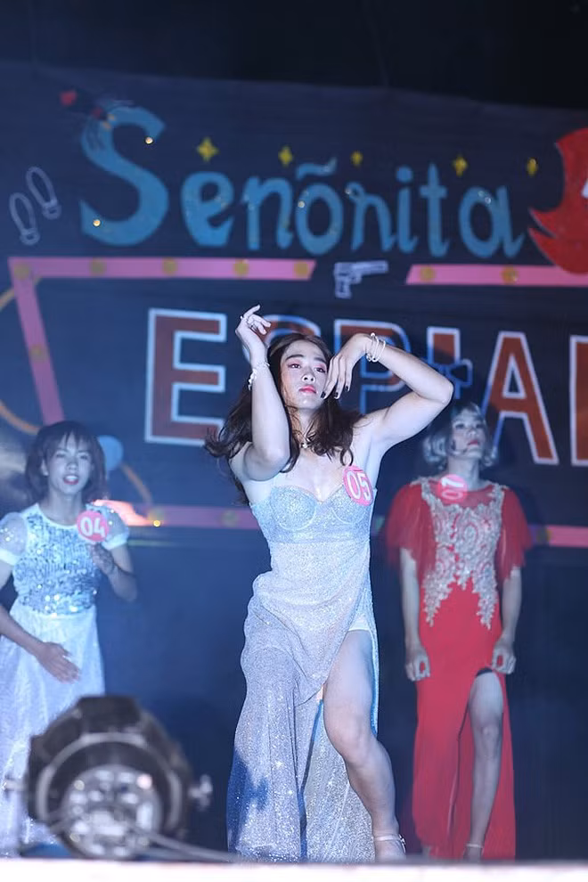 Ở sự kiện "Ladies by Night" mới diễn ra, các nam sinh trường FPT giả gái khi mặc những bộ đồ gợi cảm để biễu diễn, thu hút sự chú ý của khán giả và ban giám khảo.