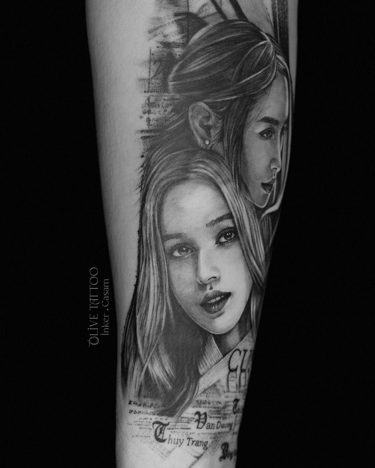 Không ai khác đó chính là anh trai của Xoài Non - Phạm Quốc Khánh. Anh chàng lựa chọn góc mặt nghiêng và 1 góc mặt thẳng của Xoài để xăm lên tay phải của mình. Hình xăm khá lớn và cũng khá dễ thấy.