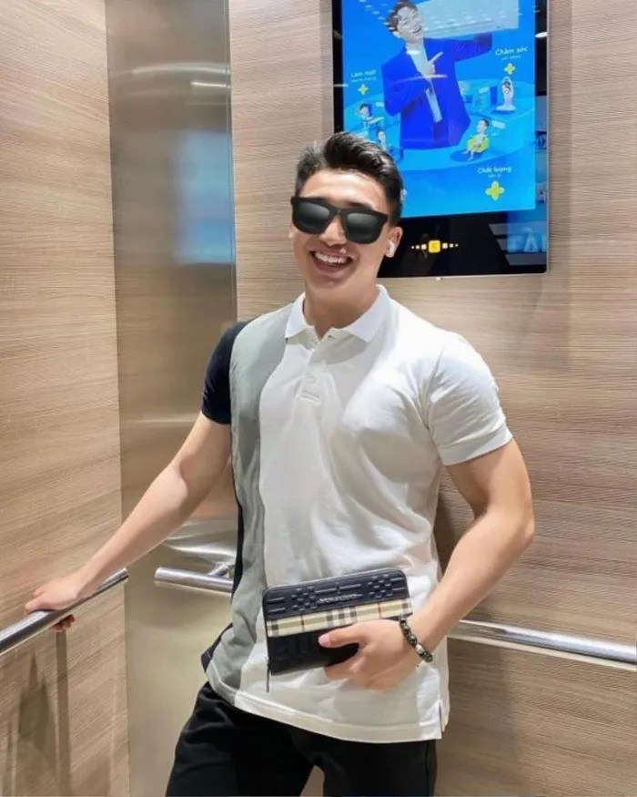 Ngoài gương mặt điển trai, Quốc Khánh còn gây ấn tượng bởi gu thời trang trẻ trung, đa dạng. Cả Xoài Non và anh trai đều thừa hưởng nhiều nét đẹp từ bố mẹ.