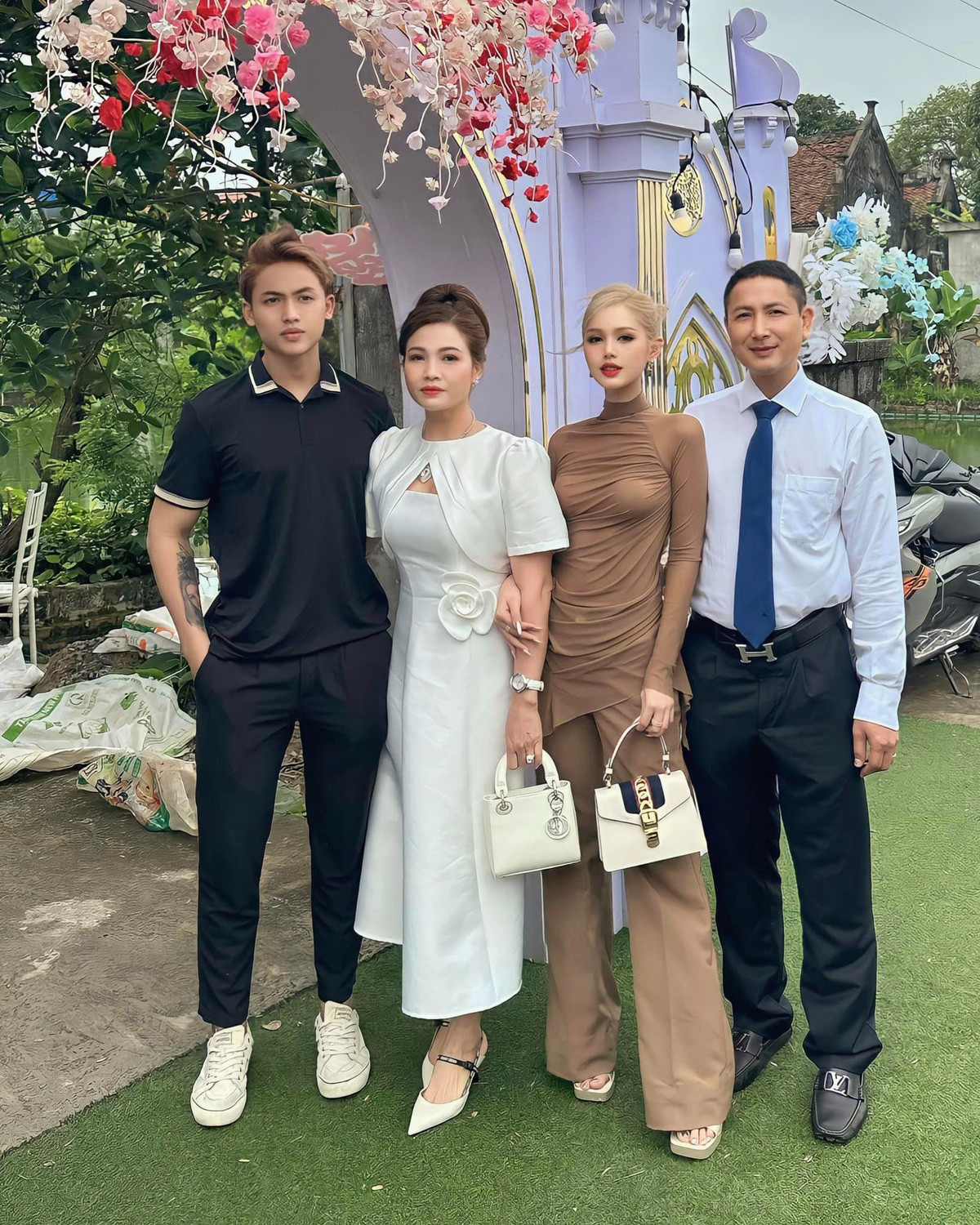 Nhiều người đã phải cảm thán về sự can đảm của anh trai Xoài Non: "Chắc ông anh này yêu em gái lắm nhỉ", "dã man, không nghĩ đến luôn đó".