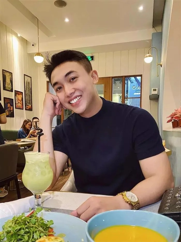 Trước đây, trong một cuộc phỏng vấn, Xoài Non từng khá tự hào khi nhắc về anh trai của mình. Anh trai luôn bảo vệ và cho Xoài Non những lời khuyên đúng đắn và thiết thực khi cô nàng cần giúp đỡ.