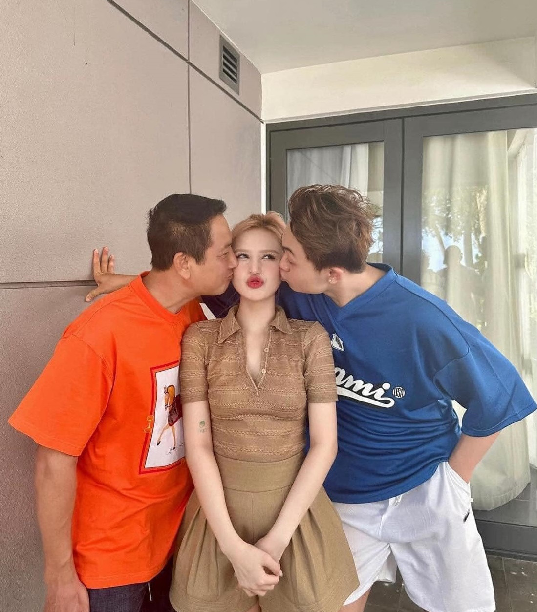 Nhiều người lại bày tỏ quan điểm nếu lỡ sau này bạn gái hay vợ của anh chàng thấy thì có tủi thân hay không.