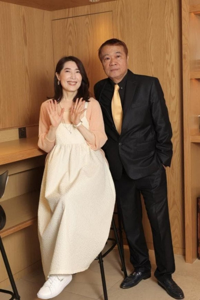 Hình ảnh nữ nghệ sĩ bên ông xã được đăng tải nhanh chóng gây sốt.